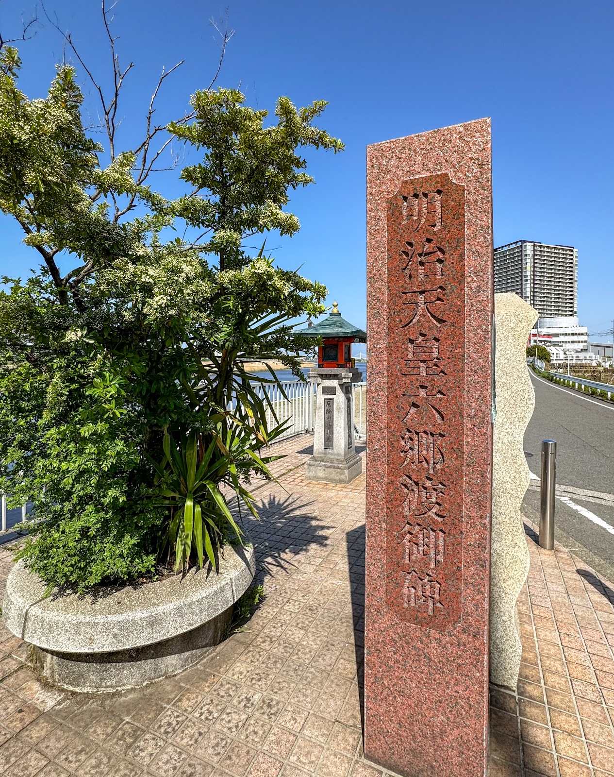요코하마 메이지 천황 로쿠고 와타리 기념비 주변 명소 사진